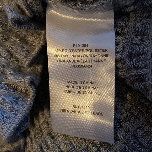 Cute Almost Famous NWT Gray Top Size Small - Picture 9 of 9